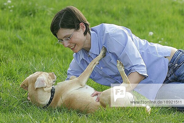 Frau mit Mischlingshund