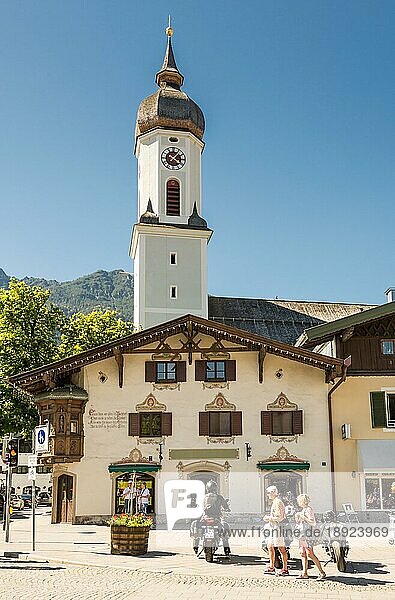 GARMISCH  DEUTSCHLAND 26. MAI: Menschen in der Kirche von Garmisch  Deutschland  am 26. Mai 2016  Europa