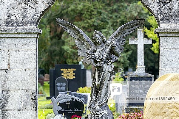 Pragfriedhof Stuttgart im Herbst  ein Engel mit Kreuz ziert einen Grabstein  Stuttgart  Baden-Württemberg  Deutschland  Europa