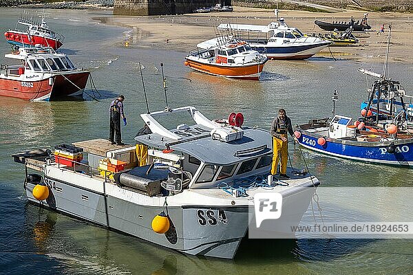 Blick auf ein Fischerboot in St Ives  Cornwall  am 13. Mai 2021. Zwei nicht identifizierte Personen  ST IVES  CORNWALL  Großbritannien  Europa