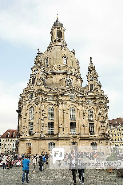 DRESDEN  DEUTSCHLAND 4. SEPTEMBER: Touristen besichtigen die Frauenkirche in Dresden  Deutschland  am 4. September 2014. Die Kirche wurde während der Bombardierung Dresdens im Zweiten Weltkrieg schwer beschädigt und wurde bis 2005 restauriert. Foto entnommen aus  Europa