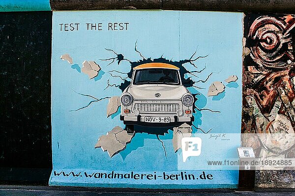 Trabi go West  East Side Gallery  Berliner Mauer