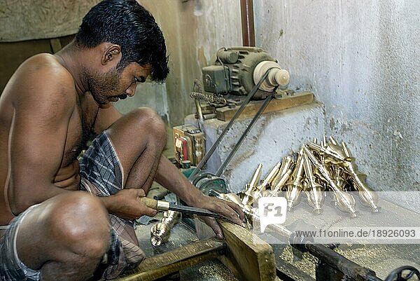 Kunsthandwerker beim Verblenden und Drehen der bronzenen Öllampe in NachiyarKoil Nachiyar Koil bei Thanjavur Tanjore  Tamil Nadu  Südindien  Indien  Asien