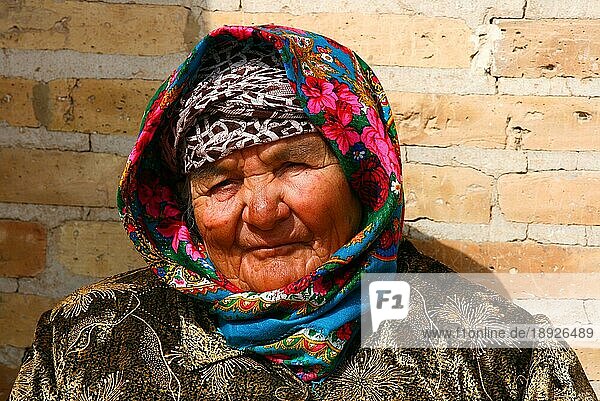 Alte Frau mit Kopftuch  Chiwa  Usbekistan  Asien