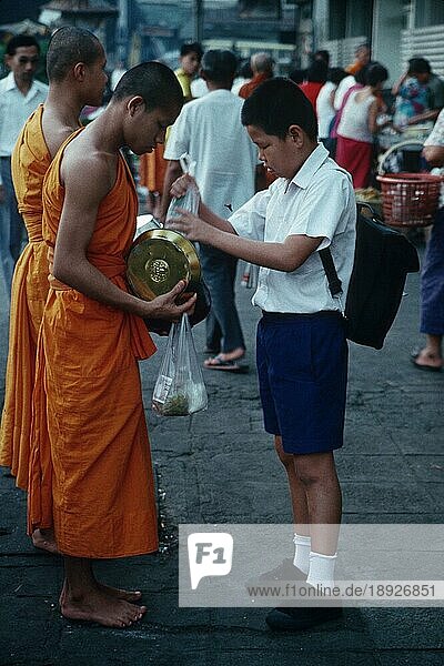 Buddhistische Mönche sammeln Spenden  Bangkok  Thailand  Asien