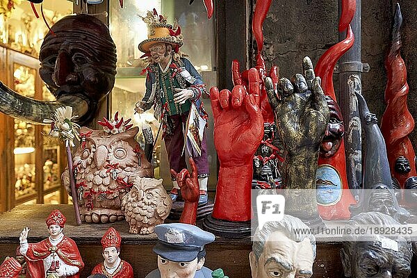Neapel Kampanien Italien. Statuen und Figuren der Weihnachtskrippe in den Werkstätten der Via San Gregorio Armeno