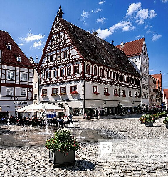 NOERDLINGEN  DEUTSCHLAND 21. JULI: Historischer Altstadtplatz in Nördlingen  Deutschland  am 21. Juli 2021  Europa