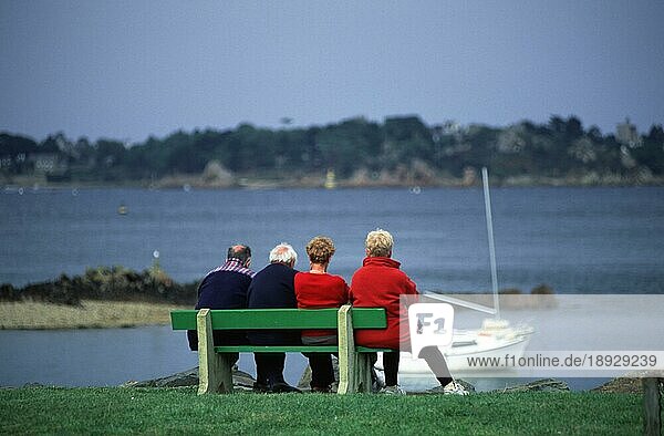 People on bench with view to the Ile de Brehat  Brittany  France  Menschen auf Bank mit Blick auf die Ile de Brehat  Bretagne  Frankreich  Europa