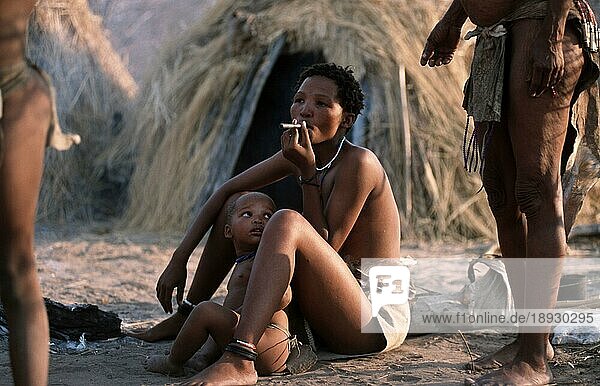 Bushman woman with child  africa  San  Buschmänner  Bushmen  Menschen  people  rauchen  smoking  Kalahari  Namibia  Buschmann-Frau mit Kind  Afrika