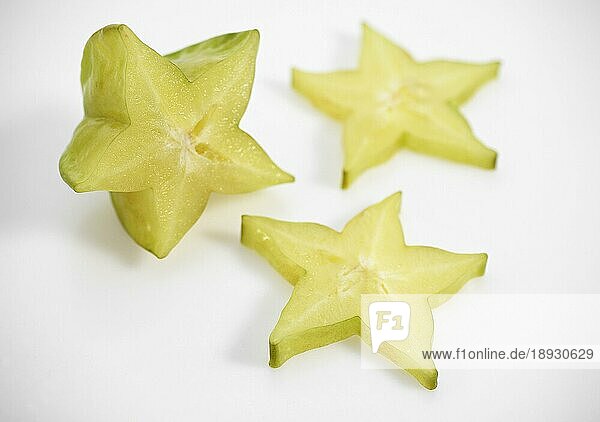 Carambola Star Frucht (averrhoa carambola)  exotische Frucht gegen weißen Hintergrund