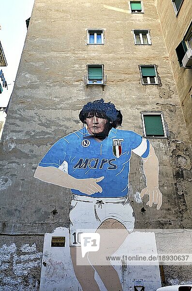 Neapel Kampanien Italien. Das Wandgemälde von Maradona  das anlässlich des zweiten Scudetto von Neapel im Jahr 1990 angefertigt wurde  befindet sich in den Quartieri Spagnoli und wurde 2016 dank der Beiträge der Bürger des Gebiets restauriert. Quartieri Sp