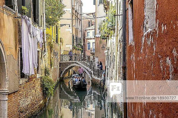 Gondoliere in traditionellen Gondeln  Sightseeing Touren für Touristen durch enge Kanäle  Venedig  Venetien  Italien  Europa