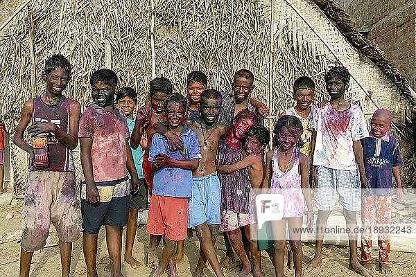 Familie Fischer Kinder  Heiliges Fest in Chennai  Tamil Nadu  Indien  Asien