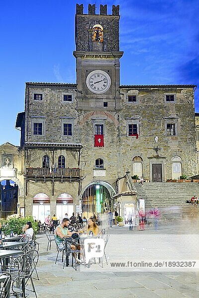 Cortona Arezzo Toskana Italien. Palazzo del Popolo auf der Piazza della Repubblica bei Sonnenuntergang