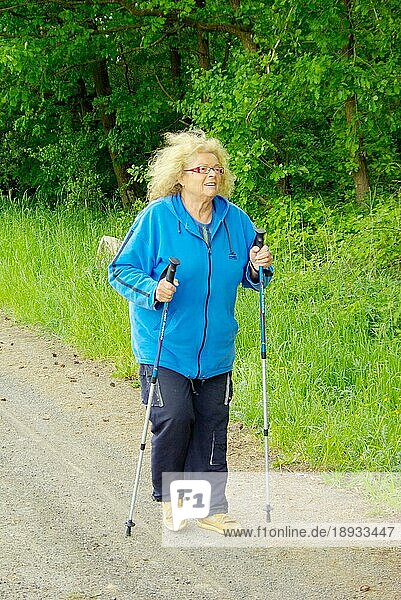 Frau macht Nordic Walking