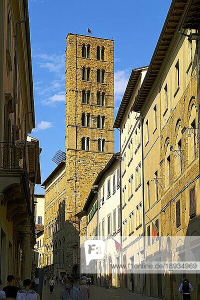Arezzo  Toskana  Italien. Eine Gruppe von Menschen  die eine Straße neben hohen Gebäuden entlang gehen