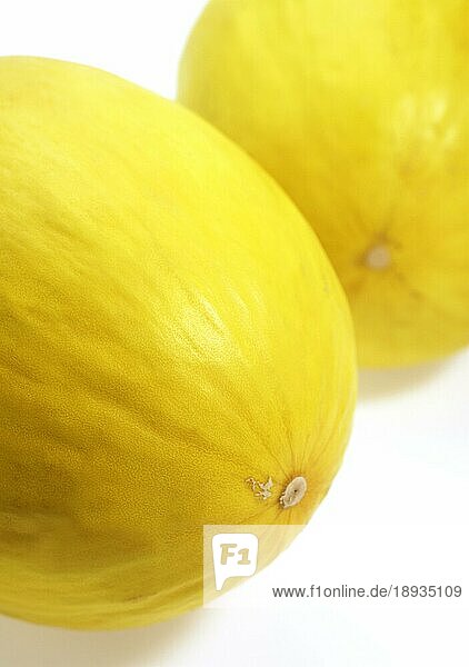 Gelbe spanische Melone (cucumis melo)  Früchte gegen weißen Hintergrund