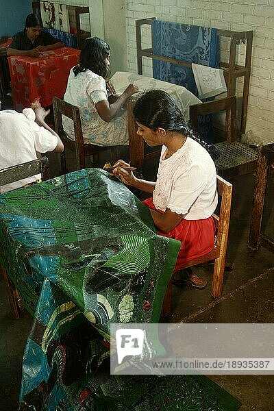 Frauen bemalen Stoffe  Sri Lanka  Batik  Asien