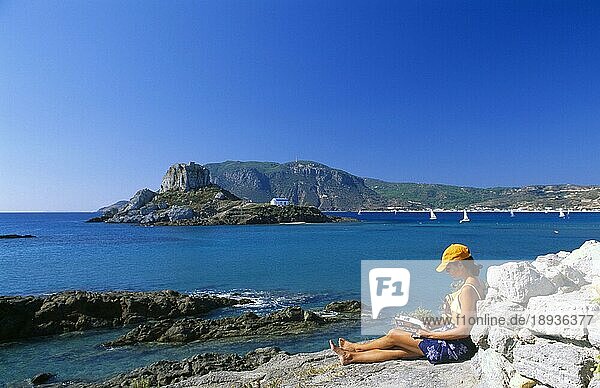 Mädchen entspannt sich am Strand von Agios Stefanos  im Hintergrund die Insel Nisi Kastri  Insel Kos  Griechenland  Europa