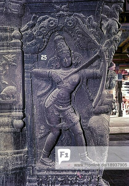 Manmatha Skulptur im Ramaswamy Tempel mit Mahamandapatam Säule in Kumbakonam  Tamil Nadu  Indien  Asien