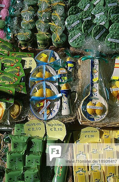 Verkauf von Olivenölseife und Zitronenseife  Sorrento  Olivenöl-Seife  Zitronen-Seife  Einkaufsstrasse Via San Cesareo  Sorrent  Halbinsel Sorrent  Kampanien  Italien  Europa