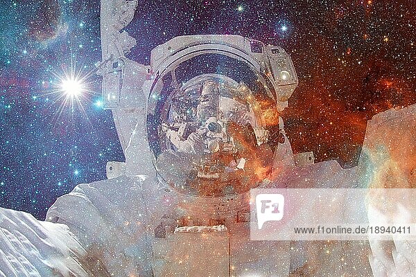 Astronaut. Nebel  Sternenhaufen im tiefen Weltraum. Science-Fiction-Kunst. Elemente dieses Bildes wurden von der NASA zur Verfügung gestellt