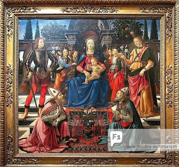 FLORENZ  TOSKANA/ITALIEN - 19. OKTOBER : Gemälde der Madonna mit Kind und den Erzengeln Michael und Raffael in den Uffizien in Florenz am 19. Oktober 2019