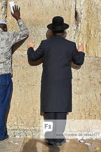 Jerusalem Israel. Orthodoxe Juden beten an der Klagemauer