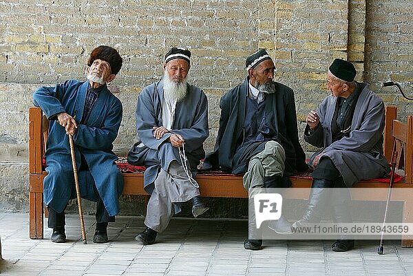 Alte Männer  Usbeken auf Bank  Buchara  Usbeke  Usbekistan  Asien