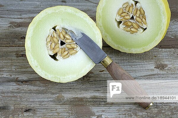 Knife and Sugar Melon (Cucumis melo)  Obstmesser und Honigmelone