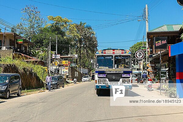 Die Hauptstraße durch die kleine Stadt Ella. Die Stadt ist ein wichtiges Touristenziel im Hochland von Sri Lanka. Das berühmte Gebiet verfügt über eine reiche biologische Vielfalt mit zahlreichen Arten von Flora und Fauna