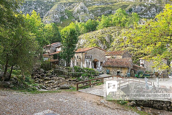 Restaurants in Steinhäusern in dem Dorf Bulnes in den Picos de Europa. Kleine Gassen durchziehen den Weiler. Ein Ziel in den Bergen zum Ausruhen für Wanderer und Touristen