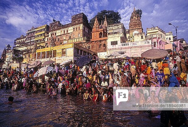 Religiöse Hindu-Morgenrituale im Fluss Ganges Ganga  Diwali-Fest in Varanasi Benaras  Uttar Pradesh  Indien  Asien