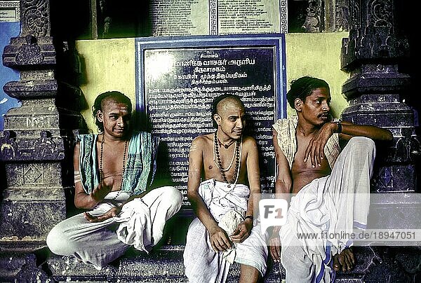 Dikshitars sitzen im Korridor des Thillai Nataraja Tempels in Chidambaram  Tamil Nadu  Südindien  Indien  Asien