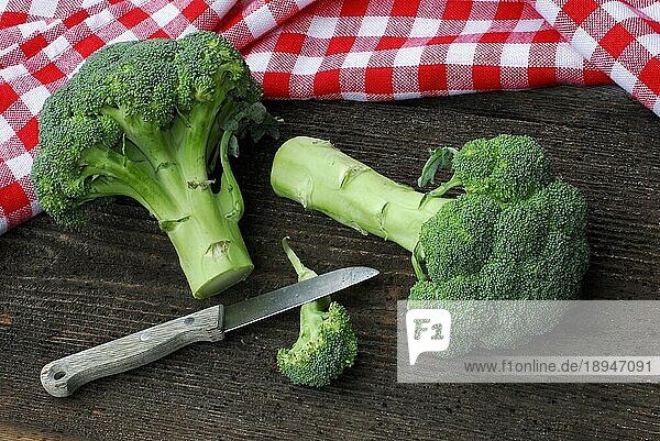Brokkoli (Brassica oleracea var. italica) und Messer