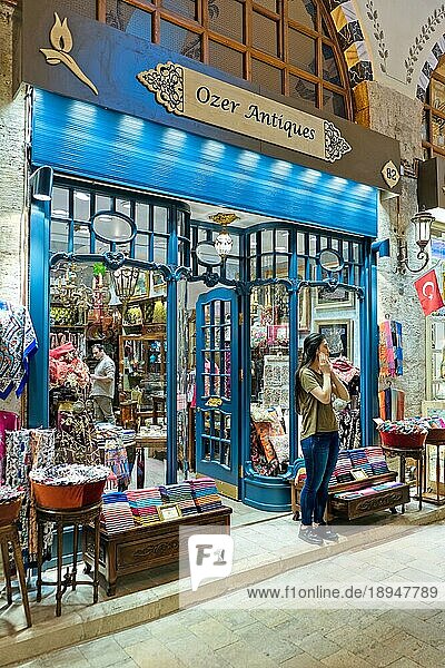 ISTANBUL  TÜRKEI - 25. MAI: Antiquitätengeschäft auf dem Gewürzbasar in Istanbul  Türkei  am 25. Mai 2018. Zwei nicht identifizierte Personen  Asien