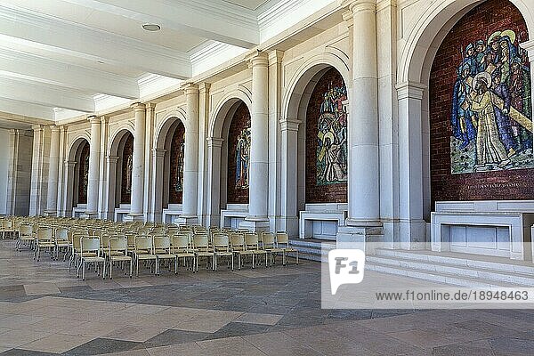 Basilika Unserer Lieben Frau vom Rosenkranz  Rosenkranzbasilika  Wallfahrtsort  leere Stuhlreihen  Detail der Arkaden  Ourem  Santarem  Portugal  Europa