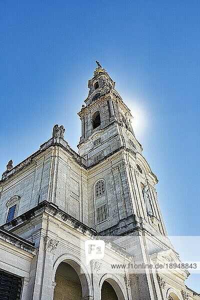 Glockenturm  Basilika Unserer Lieben Frau vom Rosenkranz  Rosenkranzbasilika  Wallfahrtsort  Santuario de Fatima  Fatima-Schrein  Gegenlicht  Ourem  Santarem  Portugal  Europa