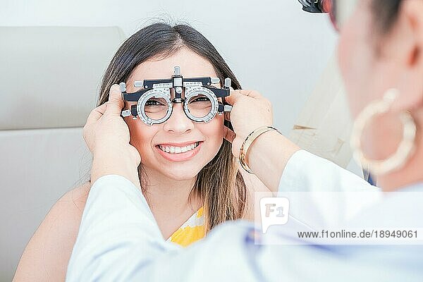 Sehtest mit Testbrille beim Optiker am Patienten. Arzt überprüft die Sehkraft eines Patienten mit einer Testbrille in einer Augenklinik