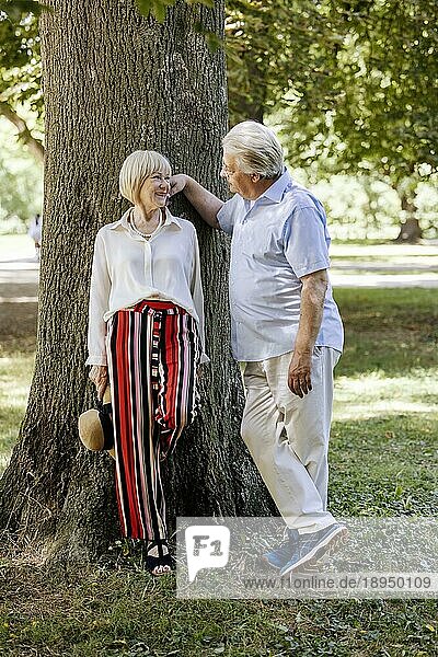 Sommerlich gekleidete  ältere Frau zusammen mit ihrem grauhaarigen Mann im Park  Portrait  Köln  Nordrhein-Westfalen  Deutschland  Europa