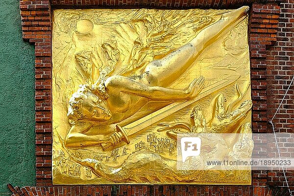 Der Lichtbringer vergoldetes Bronzerelief von Bernhard Hoetger in der Altstadt  Böttchstrasse  Hansestadt  Bremen  Deutschland  Europa