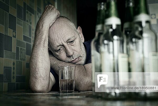 Ein verzweifelter Mann verfällt in Depressionen und wird alkoholabhängig und unglücklich. Seine Sucht führt ihn in einen Zustand der Einsamkeit und Armut. Er hat keine Hoffnung und könnte selbstmordgefährdet sein