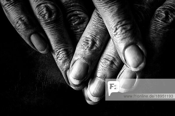 Schwarzweißfoto von älteren Frau Finger auf schwarzem Hintergrund