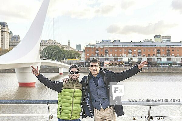 Zwei glückliche Touristen posieren in Puerto Madero  Buenos Aires  Argentinien  Südamerika