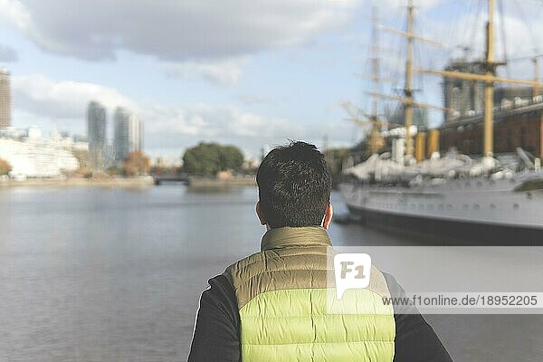 Rückansicht eines Touristen  der vor einem Boot in Puerto Madero  Buenos Aires  Argentinien  posiert  Südamerika