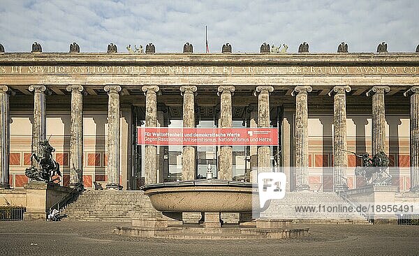 Altes Museum  aufgenommen in der Morgen Sonne in Berlin. 13.11.2020.  Berlin  Deutschland  Europa