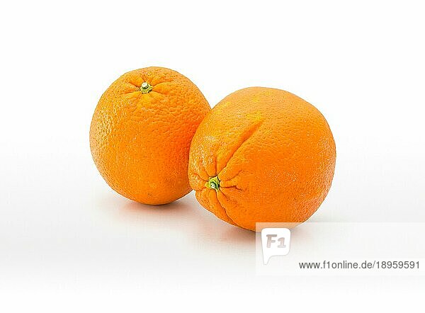 Zwei schöne saftige natürliche Orangen vor weißem Hintergrund