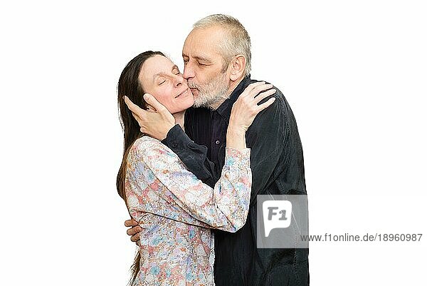 Erwachsene Mann küsst seine Frau mit Liebe für S. Valentinstag oder Jahrestag. vor weißem Hintergrund