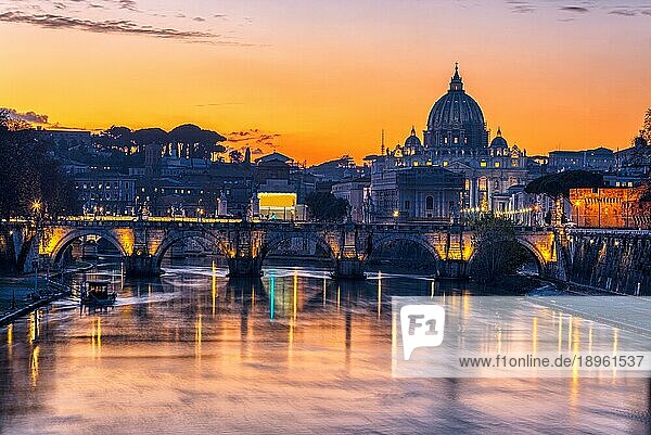 Die St. Peters Basilika in der Vatikanstadt und der Tiber nach Sonnenuntergang