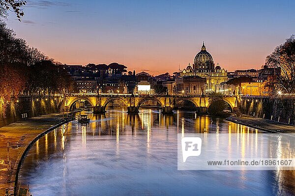 Sonnenuntergang über der Basilika St. Peters und dem Tiber in Rom